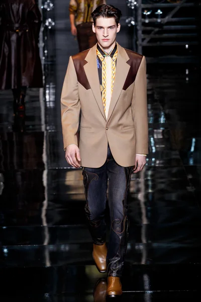 Look 18